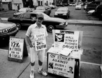 Jeden z aktywistw kampanii LaRouchea przedstawia jego programna ulicach Baltimoru